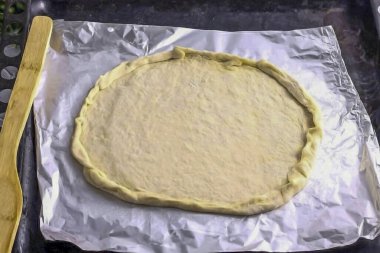 Hamuru yuvarlak bir katmana yuvarla ve yağlı folyo ya da parşömen kağıdına doldur. Tamponları oluşturun..