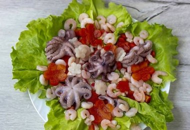 Üstünde deniz ürünleri ve sebze çiçekleri var..