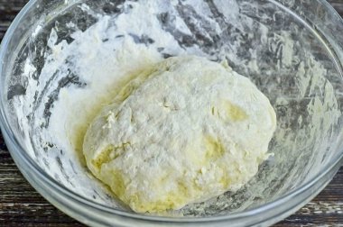 Mangırı ellerinle içindekilerle birlikte bir kaseye koy..