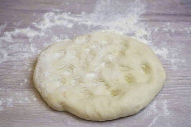 Hamurun her parçasından bir daire çiz. Bu sadece ellerinizle ya da merdaneyle yapılabilir..