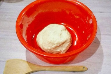 Klasik pizza hamuru için buğday unu ve kombine un. Ayrı bir kaseye kuru maya ekle, 1 çay kaşığı tuz ve 2 tbsp ekle. Bir kaşık dolusu şeker. Maya uyandığında, hamurun içine dök ve yoğur..