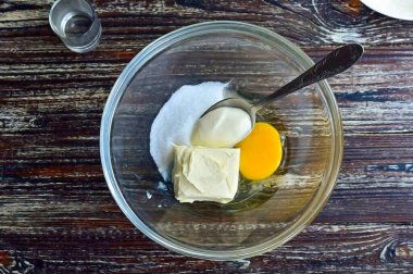 Mayonezi aynı kaba koy..