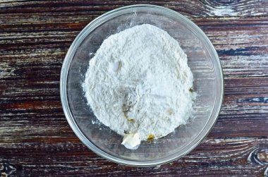 Kabartma tozu ekle, sirkeyle söndür. Un ekle.