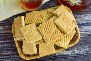 Bitmiş kurabiyeleri kare şeklinde kes ve servis yap. Markete koşma fırsatın yoksa ya da beklenmedik bir anda misafirler gelirse bu tarif kesinlikle sana yardımcı olacaktır. Bu kurabiyeler çok çabuk pişiyor, ama çok çabuk pişiyorlar. 