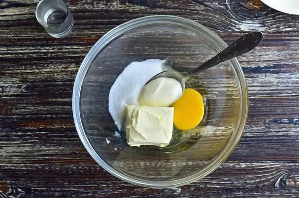 Mayonezi aynı kaba koy..