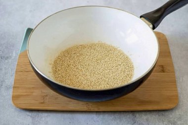 Susam tohumlarını ayrı ayrı tavada kızart..