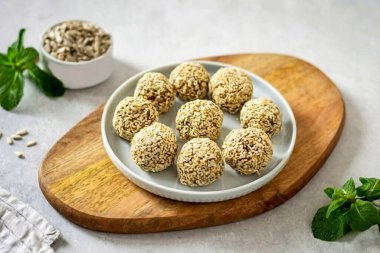 Ay çekirdeği şekerlemeleri hazır. Arzu ederseniz, tarçın, kurutulmuş zencefil ya da kakao tozu ekleyebilirsiniz. Atıştırmalık olarak yanına şeker alabilirsin. Afiyet olsun.!