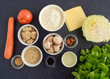 Tüm malzemeleri hazırla vegan peyniri tuzlu soya dokuması mayonez nohut nohut nohut pirinç unlu soğan soğan soğanlı sarımsak ezmesi domates salatası ketçap şekeri.
