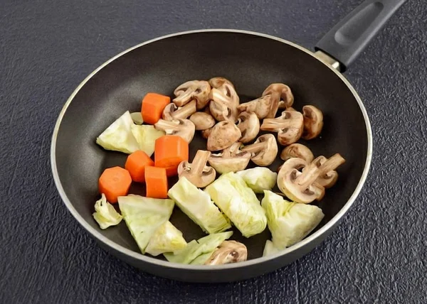 Tagliare Funghi Carote Cavoli Grandi Fette Cuocere Fuoco Lento Senza — Foto Stock