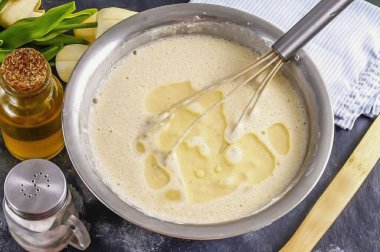 Bitkisel yağ dökün, karıştırın ve hamuru 15-20 dakika dinlenmeye bırakın..