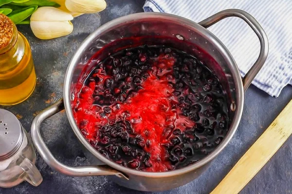 Rinse the blueberries and set aside a quarter to decorate the cake. Pour the rest of the berries into a saucepan or ladle, add sugar and boil the mass for about 3-5 minutes from the moment of boiling, turning into jam. Cool it down.