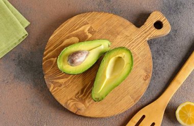 Avokadoyu yıka ve ikiye böl..