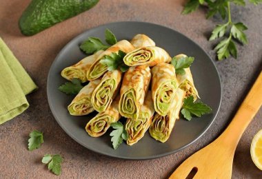 Avokadolu krepler hazır. Servis etmeden önce krepler ikiye bölünebilir ve otlarla süslenebilir. Afiyet olsun! Bu tarife göre krepler her şenlik sofrasını mükemmel bir şekilde süsleyecek. Aperatif hafif tuzlu ve... 