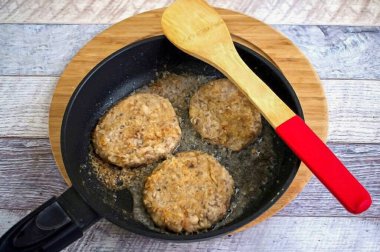 Yuvarlak köfteler şeklinde yapın, çöreklerle aynı çapta. Koyu kahverengiye kadar her iki tarafı kızgın yağda kızart.