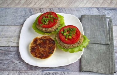 Artık vejetaryen burger yiyebilirsin. Tkemali (ya da başka bir sos) ile yarım çörek yağlamak, bir marul yaprağı, bir sebze pirzolası, doğranmış yeşil soğan, bir dilim domates koymak.