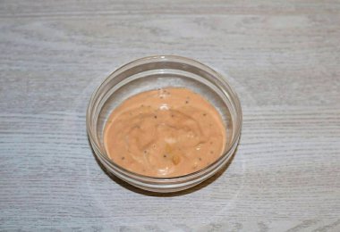 Sosu hazırla. Ketçap, mayonez, Rus hardalı, Dijon hardalı. Her şeyi iyice karıştır..