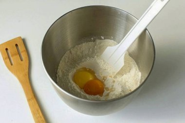 Kaseye yumurta sarısı ve tereyağı ekle..