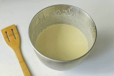 Her şeyi 2 dakika boyunca çırpın, sonra kaseyi havluyla örtün ve 1,5 saatliğine sıcak bir yerde ayrılın..