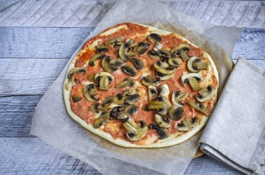 Üzerine istediğiniz kadar kızarmış mantar koyun..