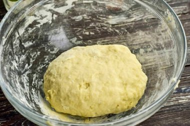 Hamuru yoğur. Az ya da çok una ihtiyacın olabilir..