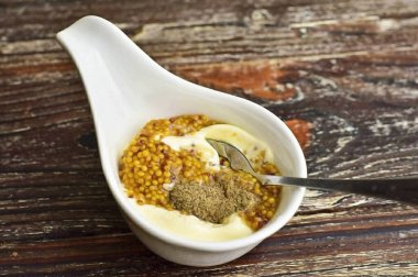 Bir kasede, mayonez, karabiber, hardal ve doğranmış sarımsağı birleştirin. Karıştır.