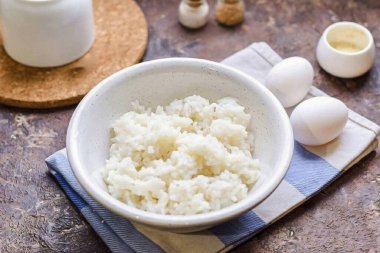 Gerekli tüm malzemeleri hazırlayın Tavuk yumurtası şekerli pirinç lapası sebze yağı tarçın buğday unlu krep pirinç lapası.