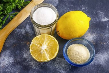 Belirtilen malzemeleri hazırlayın. Unutma, karışım ekşi olabilir, bu yüzden ayarı yapmadan önce sıvının tadına bak ki daha fazla şeker karıştırabilesin..