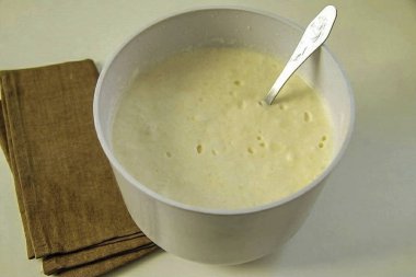 Her şeyi pürüzsüz olana kadar kaşıkla karıştır. Hamur oldukça sıvı olmalı, aynı kefir gibi..