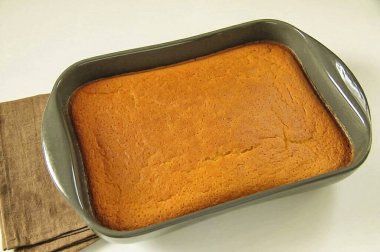 Akıllı pasta hazır. Küfün tam ortasından soğutun, sonra dilimlere ayırın ve masaya servis edin, isterseniz üzerine pudra şekeri serpin..