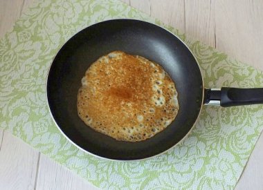 Altın kahverengiye kadar her iki tarafta krep pişir.