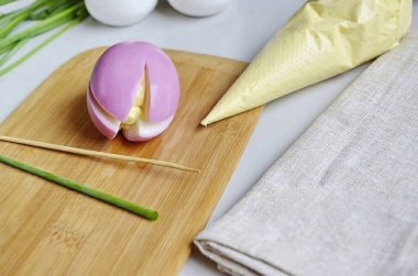 Bir hamur torbasını yumurta sarısı ile doldur, kenarı bağla, bir köşeyi kes, her zaman küçük bir delik açarım, doldurmak için daha uygun olur....