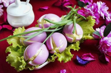 Tabağa marul yaprakları, üstüne çiçekler ve yeşil soğan tüyleri koyun. Burada bir buket var! Büyük bir sürpriz (hediye), Sevgililer Günü için, 8 Mart, vb. Not al.!