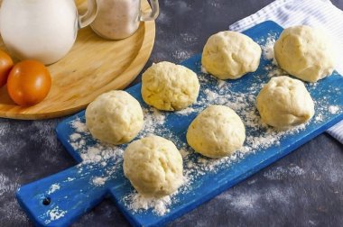 Buzlu su dökün ve hamuru bir topuz içine toplayın. Sonra porsiyonlara böl ve her birini çöreğe sar. 5-10 dakikalığına dondurucuya koy..