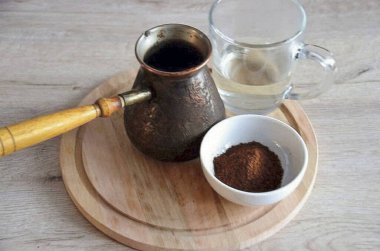 Isıtılmış suyun yarısını dök, kahve ekle. Türk 'ü tekrar ocağa koy..