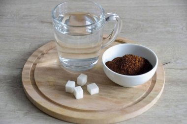 Gerekli tüm malzemeleri hazırla. Kahve, şekerli su..