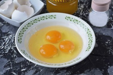 Tavuk yumurtalarını derin bir kaseye koy..