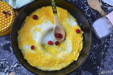 Yağda yumurtayı hemen servis et. Çocuklar ve yetişkinler için tatlı bir ikram yap, çırpılmış yumurta ve bal. Hızlı bir kahvaltı ya da atıştırmalık herkese cazip gelecektir. Tarifi not al.!