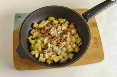 Bir tavada, bir parça tereyağı erit, elma, şeker, tarçın ve nişasta ekle..