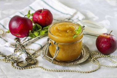 Sıcak kavanozları koy ve hemen başlıklarla ipliklere sıkıca sarıl ya da koruma anahtarıyla sıkılaştır. Oda sıcaklığında soğumaya bırak, sonra da depo için bodruma nakil ol. Eserler mükemmel bir şekilde serin bir odada saklanıyor..