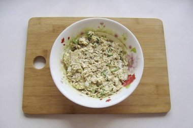 Salatanın tüm malzemelerini bir kasede karıştır..