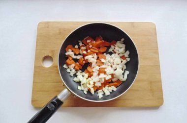 Havuç ve soğan soy, yıka ve doğra. Tavaya koy, sebze yağı ve soteyi 5-6 dakika ekle..