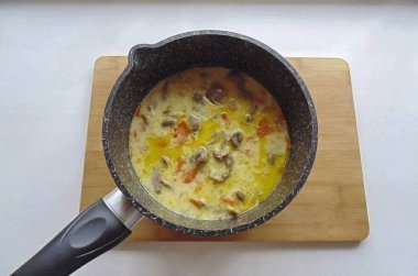 Tavuk midelerini 10-15 dakika bira içinde ısıt ve kapat..