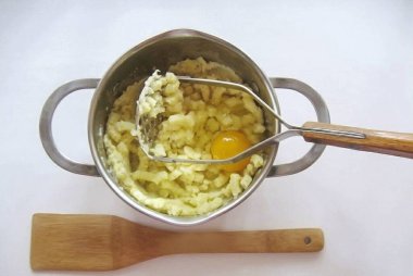 Bir büyük ya da iki küçük yumurta ekle. Karıştır.