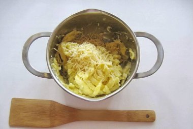 Rendelenmiş peynir, karabiber ve patates püresinin içine kuru sarımsak koy..