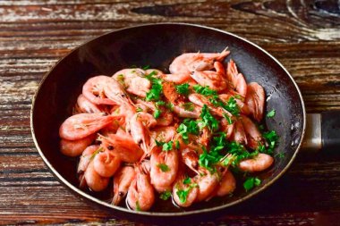 Doğranmış sebzeleri ekleyin ve sarımsağı prese sıkıştırın..