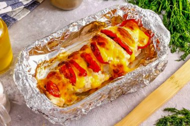 Peynir eriyene kadar 20 dakika kadar pişirin ki göğüs içeride de pişsin..