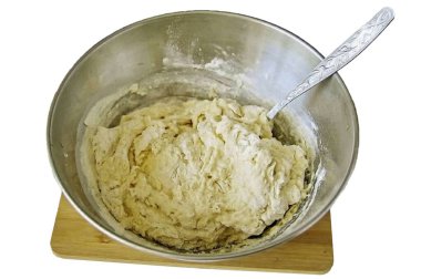 Hamuru kaşıkla karıştır, karıştırması zorlaşana kadar..