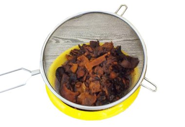 Kavanozun içindekileri elekten geçir. Artık elmaya ihtiyacımız olmayacak..