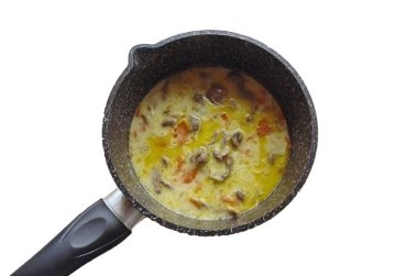 Tavuk midelerini 10-15 dakika bira içinde ısıt ve kapat..