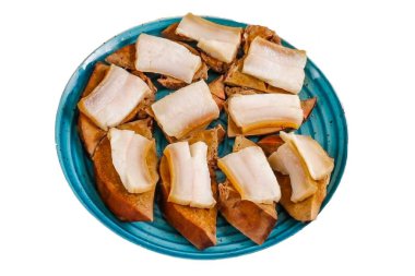 Haşlanmış domuz yağını doğra ve domuz etini karaciğer dilimlerine yerleştir..